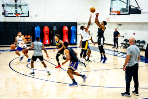 篮球直播画面 - NBA赛场球员扣篮的精彩瞬间